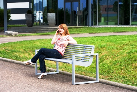 confort dans un banc public avec un dossier